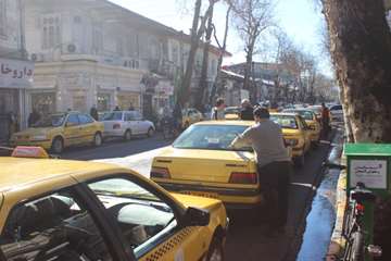 توزیع تراکت و پمفلت آموزشی «تغذیه، کرونا واکسیناسیون» بین رانندگان خودروهای حمل و نقل درون شهری 